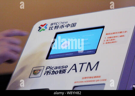 Chines premier ATM BitCoin est photographié lors d'une manifestation de lancement à Shanghai, Chine, le 15 avril 2014. Une société chinoise a lancé Chines premier ATM BitCoin le Mar Banque D'Images