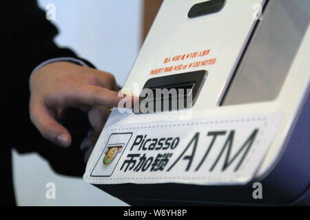 Chines premier ATM BitCoin est photographié lors d'une manifestation de lancement à Shanghai, Chine, le 15 avril 2014. Une société chinoise a lancé Chines premier ATM BitCoin le Mar Banque D'Images