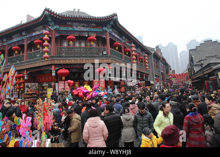 La foule des touristes Rue de l'ancienne culture au cours de la Nouvelle Année lunaire chinoise vacances ou fête du printemps à Tianjin, Chine, 1 février 2014. Banque D'Images