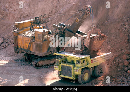 --FILE--A mining machine lance un camion avec des minerais de cuivre à la mine de cuivre de cuivre Jiangxi Corporation Dexing city, province de Jiangxi, Chine de l'est 2 Banque D'Images