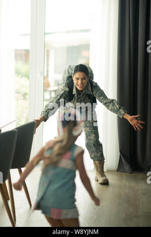 Femme militaire émotionnelle de pleurer en voyant sa petite fille Banque D'Images