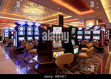 --FILE--Intérieur de l'hôtel Conrad Macao Cotai Central Sands casino à Macao, Chine, 30 mars 2012. Les revenus du casino Macaus ont diminué pour la première fois en fiv Banque D'Images