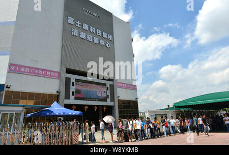 --FILE--chinois d'emploi en file d'attente au centre de recrutement de Foxconn administré par Hon Hai Precision Industry dans la ville de Shenzhen, Guangdong, Chine du sud Banque D'Images