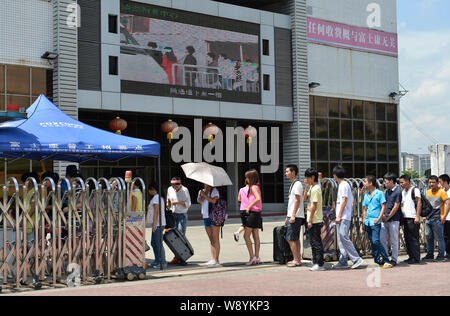 --FILE--chinois d'emploi en file d'attente au centre de recrutement de Foxconn administré par Hon Hai Precision Industry dans la ville de Shenzhen, Guangdong, Chine du sud Banque D'Images