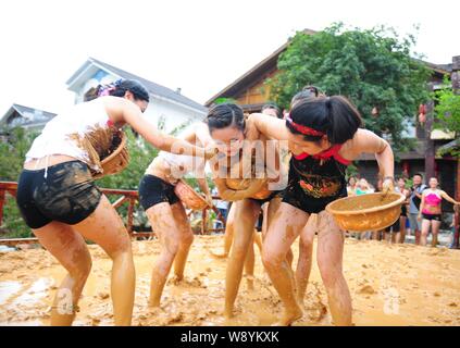 Les femmes habillées en bikini s'amuser dans une boue-lutte événement dans une région pittoresque de Wulingyuan de Zhangjiajie city, dans la province de Hunan, Chine centrale, 10 Septembre Banque D'Images