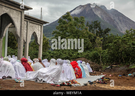 Karo, Nord de Sumatra, en Indonésie. Août 12, 2019. Cette photo, prise le 11 août 2019, montre les villageois près du Mont Sinabung musulmans assistent à la prière du matin pour célébrer l'Aïd al-Adha dans la province de Sumatra du nord, Karo, l'Indonésie. Les musulmans du monde entier célèbrent l'Aïd al-Adha, pour commémorer la volonté du saint Prophète Ibrahim (prophète Ibrahim) de sacrifier son fils comme un signe de son obéissance à Dieu, où ils offrent des sacrifices d'animaux autorisés, généralement les chèvres, les moutons et les vaches. L'Eid al-Adha est l'un des deux plus importants week-end dans le calendrier Islamique, par la prière et le sacrifice animal. (Crédit Im Banque D'Images