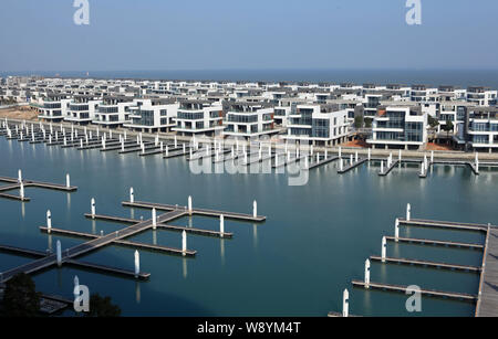 --FILE--View de couchettes vides et villas de la Xiamen Xiangshan International Yacht Club à Xiamen, ville du sud-est de la province de Fujian, Chine, 21 février Banque D'Images