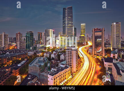 Vue de nuit sur des routes à côté d'immeubles de grande hauteur dans le centre-ville de Shanghai, Chine, 19 octobre 2014. Banque D'Images