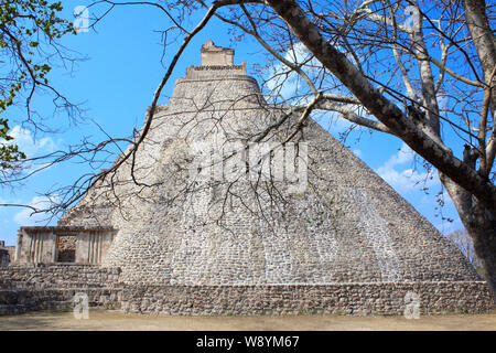 Voir d'un côté de l'ancienne pyramide Maya du magicien à Uxmal, complexe royal, Yucatan, Mexique. Site du patrimoine mondial de l'UNESCO Banque D'Images