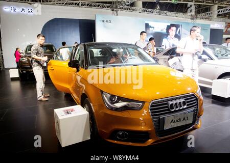 --FILE--visiteurs essayer ou voir l'Audi sur l'affichage à une auto show de Jinan City, Shandong province de Chine orientale, le 13 septembre 2014. L'allemand luxur Banque D'Images