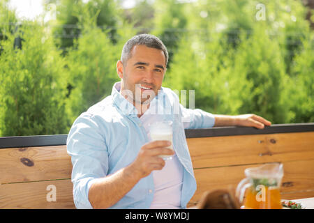 Handsome man smiling while having début repas à l'extérieur Banque D'Images