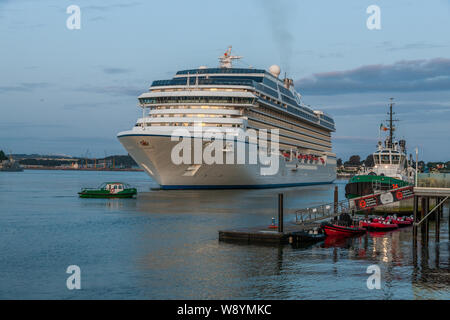 Cobh, Cork, Irlande. 12 août, 2019. Bateau de croisière de plaisance sur le point d'accoster dans le quai en eau profonde à Cobh, dans le comté de Cork, Irlande. Crédit ; David Creedon / Alamy Live News Banque D'Images