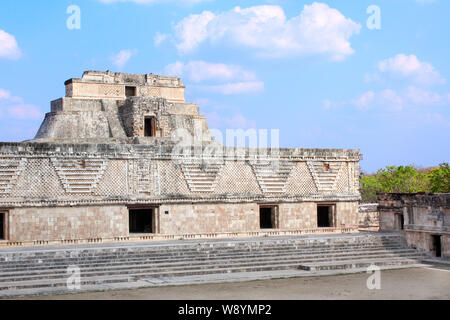 Pyramide Maya du magicien à Uxmal et complexe royal, Yucatan, Mexique. Site du patrimoine mondial de l'UNESCO Banque D'Images