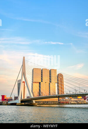 Une vue de l'Erasmusbrug (Erasmus Bridge) qui relie le nord et sud de Rotterdam, aux Pays-Bas. Banque D'Images