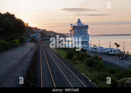 Cobh, Cork, Irlande. 12 août, 2019. Bateau de croisière de plaisance sur le point d'accoster dans le quai en eau profonde à Cobh, dans le comté de Cork, Irlande. Crédit ; David Creedon / Alamy Live News Banque D'Images