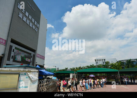 --FILE--chinois d'emploi queue à un centre de recrutement de Foxconn administré par Hon Hai Precision Industry dans la ville de Shenzhen, Guangdong, Chine du sud pr Banque D'Images