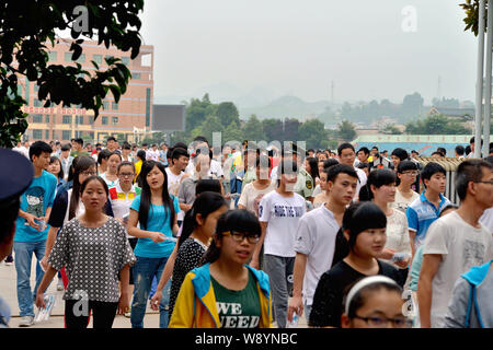 Les élèves quittent le campus après avoir terminé l'examen d'entrée National College (Gaokao) à l'Yuging High School de Zunyi city, au sud-ouest de porcelaines Guizho Banque D'Images