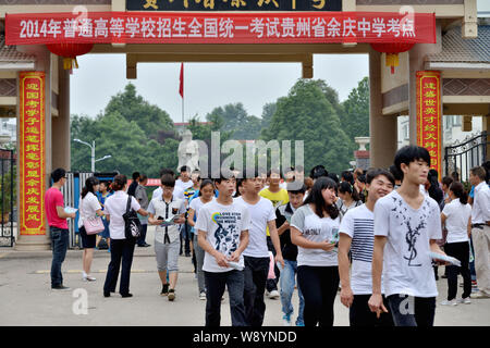 Les élèves quittent le campus après avoir terminé l'examen d'entrée National College (Gaokao) à l'Yuging High School de Zunyi city, au sud-ouest de porcelaines Guizho Banque D'Images