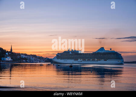 Cobh, Cork, Irlande. 12 août, 2019. Bateau de croisière Marina fait lentement son chemin dans le port avant le lever du soleil, où elle fera escale à la ville historique de Cobh, dans le comté de Cork, Irlande. Crédit ; David Creedon / Alamy Live News Banque D'Images