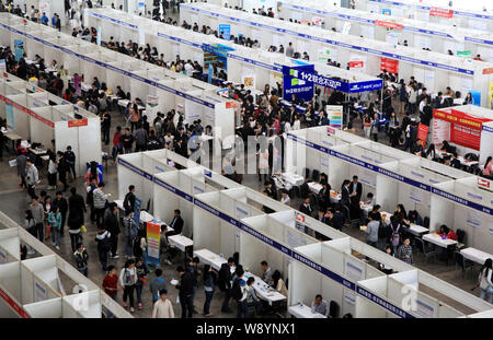 --FILE--diplômés chinois assister à un salon de l'emploi dans la ville de Nanjing, Chine de l'est la province de Jiangsu, 11 mai 2014. Les diplômés chinois connaissent moins Banque D'Images