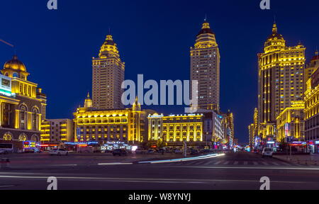 --FILE--Vue de nuit sur une rue commerçante de Qingdao, Chine du nord Région autonome de Mongolie intérieure, le 14 juin 2014. À la base du tapis géant Banque D'Images