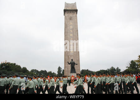 Des soldats chinois se rassemblent à l'Yuhuatai Memorial Park de martyrs révolutionnaires sur la première Journée des martyrs à Nanjing, ville de Jiangsu est provinc Banque D'Images