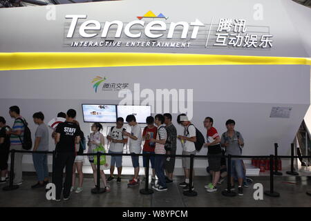 --FILE--visiteurs la queue devant le stand de Tencent Interactive Entertainment lors d'une exposition à Shanghai, Chine, le 3 août 2014. La Chine Banque D'Images