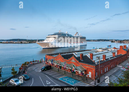 Cobh, Cork, Irlande. 12 août, 2019. Bateau de croisière de plaisance sur le point d'accoster dans le quai en eau profonde à Cobh, dans le comté de Cork, Irlande. Crédit ; David Creedon / Alamy Live News Banque D'Images