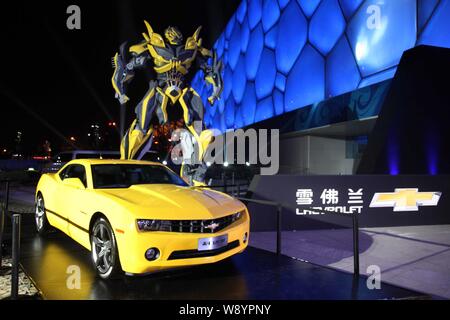 --FILE--une Chevrolet Camaro de General Motors (GM) s'affiche avec un modèle d'un jour avant l'ouverture de la 13e international de Beijing Banque D'Images