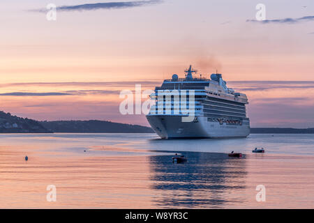 Cobh, Cork, Irlande. 12 août, 2019. Bateau de croisière Marina fait lentement son chemin dans le port avant le lever du soleil, où elle fera escale à la ville historique de Cobh, dans le comté de Cork, Irlande. Crédit ; David Creedon / Alamy Live News Banque D'Images