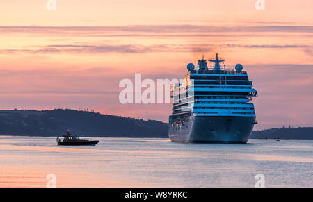 Cobh, Cork, Irlande. 12 août, 2019. Bateau de croisière de plaisance vu par le bateau-pilote fait lentement son chemin dans le port avant le lever du soleil, où elle fera escale à la ville historique de Cobh, dans le comté de Cork, Irlande. Crédit ; David Creedon / Alamy Live News Banque D'Images