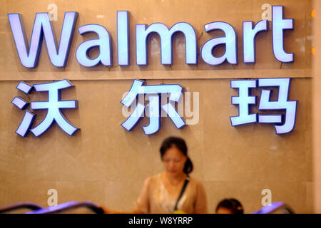 ---Fichier-clients chinois faire du shopping dans un supermarché Walmart à Shanghai, Chine, le 8 octobre 2013. Les Européens qui abritent encore des préoccupations au sujet de l'ho Banque D'Images