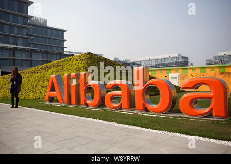 --FILE--un piéton passe devant un logo d'Alibaba au siège de l'e-commerce chinois Alibaba Group géant dans la ville de Hangzhou, Zhejiang Chine de l'Est Banque D'Images