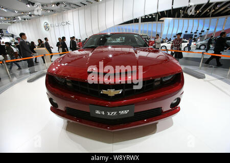 --FILE--une Chevrolet Camaro de General Motors (GM) s'affiche pendant le 15e Salon International de l'Automobile International de Shanghai à Shanghai, Chin Banque D'Images