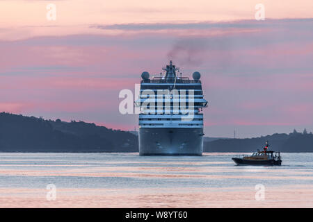 Cobh, Cork, Irlande. 12 août, 2019. Bateau de croisière de plaisance vu par le bateau-pilote fait lentement son chemin dans le port avant le lever du soleil, où elle fera escale à la ville historique de Cobh, dans le comté de Cork, Irlande. Crédit ; David Creedon / Alamy Live News Banque D'Images