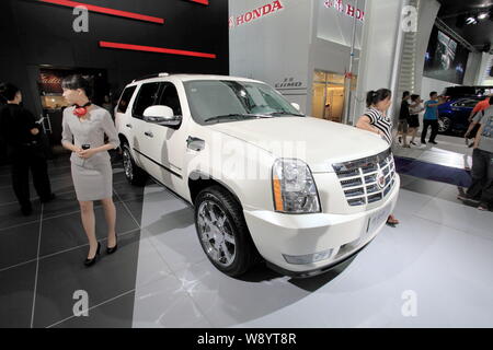 --FILE--une Cadillac Escalade hybride de General Motors (GM) est sur l'affichage lors d'une auto show de Changchun city, Jilin province du nord-est de la Chine, 15 JU Banque D'Images