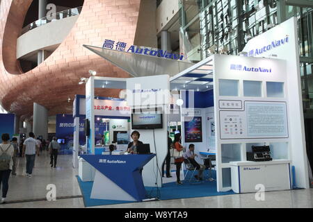 --FILE--personnes visitent le stand d'AutoNavi, les Chinois la carte et fournisseur de services de données, lors d'une exposition à Beijing, Chine, 24 septembre 2012. Ce Banque D'Images