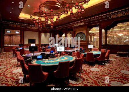 --FILE--Intérieur de l'hôtel Conrad Macao Cotai Central Sands casino à Macao, Chine, le 4 avril 2012. Les revenus du casino Macaus ont diminué pour la première fois en fiv Banque D'Images