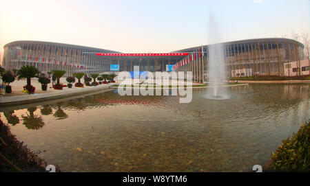 Vue de l'exposition National et un centre de conférence situé à proximité de la plateforme de transport de Hongqiao à Shanghai, Chine, 30 décembre 2014. La Nati Banque D'Images