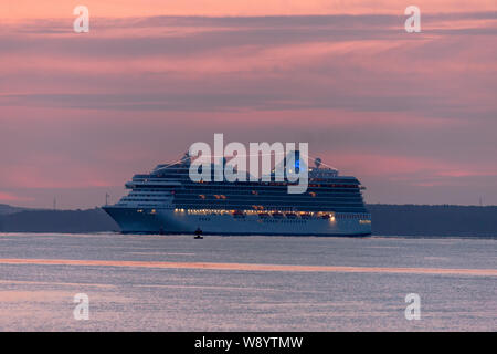 Cobh, Cork, Irlande. 12 août, 2019. Bateau de croisière Marina fait lentement son chemin dans le port avant le lever du soleil, où elle fera escale à la ville historique de Cobh, dans le comté de Cork, Irlande. Crédit ; David Creedon / Alamy Live News Banque D'Images