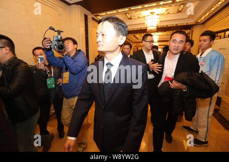 Jack Ma Yun, centre, Président du Groupe d''Alibaba, est illustrée comme il arrive à la première Conférence Internet, également connu sous le nom de Wuzhen Sommet, en Wuzh Banque D'Images