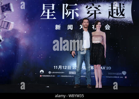 L'acteur américain Matthew McConaughey, gauche, et l'actrice Anne Hathaway posent lors d'une conférence de presse pour son nouveau film 'Interstellar" à Shanghai, Chi Banque D'Images