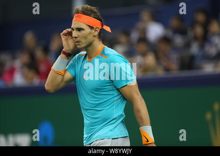 Rafael Nadal d'Espagne réagit comme il est en concurrence contre Feliciano Lopez de l'Espagne au second tour de l'masculin au cours de la Shanghai 2014 Rolex M Banque D'Images