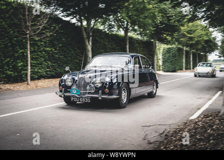 Voitures à Goodwood Motor Racing Circuit Breakfast Club, près de Chichester, West Sussex, Angleterre. Banque D'Images