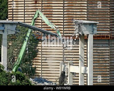 Gênes, Italie. Août 12, 2019. Démolition de la dernière pile du pont Morandi sur le côté ouest de la construction est presque terminée. L'opération prend plus de temps en raison de la pente du terrain et la présence de conduites de gaz. La démolition a lieu au moyen d'une excavatrice est équipée d'un système de pinces et d'un marteau pneumatique installé sur un bras mécanique de 30 mètres de long. Le même outil utilisé pour la démolition de maisons dans via Porro, sur le côté est de l'emplacement de l'édifice. (Riccardo Arata/Fotogramma, Gênes - 2019-08-12) P.S. Credit : Agence Photo indépendant Srl/Alamy Live News Banque D'Images