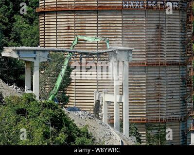 Gênes, Italie. Août 12, 2019. Démolition de la dernière pile du pont Morandi sur le côté ouest de la construction est presque terminée. L'opération prend plus de temps en raison de la pente du terrain et la présence de conduites de gaz. La démolition a lieu au moyen d'une excavatrice est équipée d'un système de pinces et d'un marteau pneumatique installé sur un bras mécanique de 30 mètres de long. Le même outil utilisé pour la démolition de maisons dans via Porro, sur le côté est de l'emplacement de l'édifice. (Riccardo Arata/Fotogramma, Gênes - 2019-08-12) P.S. Credit : Agence Photo indépendant Srl/Alamy Live News Banque D'Images