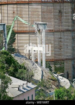 Gênes, Italie. Août 12, 2019. Démolition de la dernière pile du pont Morandi sur le côté ouest de la construction est presque terminée. L'opération prend plus de temps en raison de la pente du terrain et la présence de conduites de gaz. La démolition a lieu au moyen d'une excavatrice est équipée d'un système de pinces et d'un marteau pneumatique installé sur un bras mécanique de 30 mètres de long. Le même outil utilisé pour la démolition de maisons dans via Porro, sur le côté est de l'emplacement de l'édifice. (Riccardo Arata/Fotogramma, Gênes - 2019-08-12) P.S. Credit : Agence Photo indépendant Srl/Alamy Live News Banque D'Images