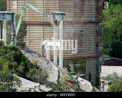 Gênes, Italie. Août 12, 2019. Démolition de la dernière pile du pont Morandi sur le côté ouest de la construction est presque terminée. L'opération prend plus de temps en raison de la pente du terrain et la présence de conduites de gaz. La démolition a lieu au moyen d'une excavatrice est équipée d'un système de pinces et d'un marteau pneumatique installé sur un bras mécanique de 30 mètres de long. Le même outil utilisé pour la démolition de maisons dans via Porro, sur le côté est de l'emplacement de l'édifice. (Riccardo Arata/Fotogramma, Gênes - 2019-08-12) P.S. Credit : Agence Photo indépendant Srl/Alamy Live News Banque D'Images