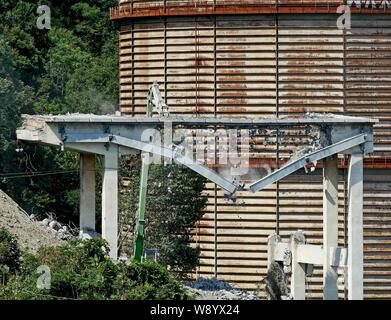 Gênes, Italie. Août 12, 2019. Démolition de la dernière pile du pont Morandi sur le côté ouest de la construction est presque terminée. L'opération prend plus de temps en raison de la pente du terrain et la présence de conduites de gaz. La démolition a lieu au moyen d'une excavatrice est équipée d'un système de pinces et d'un marteau pneumatique installé sur un bras mécanique de 30 mètres de long. Le même outil utilisé pour la démolition de maisons dans via Porro, sur le côté est de l'emplacement de l'édifice. (Riccardo Arata/Fotogramma, Gênes - 2019-08-12) P.S. Credit : Agence Photo indépendant Srl/Alamy Live News Banque D'Images