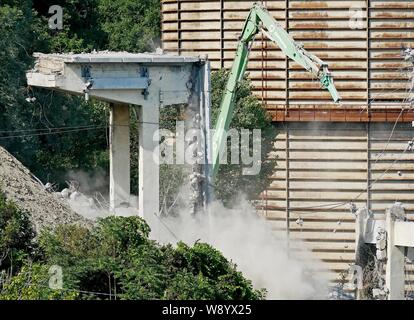 Gênes, Italie. Août 12, 2019. Démolition de la dernière pile du pont Morandi sur le côté ouest de la construction est presque terminée. L'opération prend plus de temps en raison de la pente du terrain et la présence de conduites de gaz. La démolition a lieu au moyen d'une excavatrice est équipée d'un système de pinces et d'un marteau pneumatique installé sur un bras mécanique de 30 mètres de long. Le même outil utilisé pour la démolition de maisons dans via Porro, sur le côté est de l'emplacement de l'édifice. (Riccardo Arata/Fotogramma, Gênes - 2019-08-12) P.S. Credit : Agence Photo indépendant Srl/Alamy Live News Banque D'Images